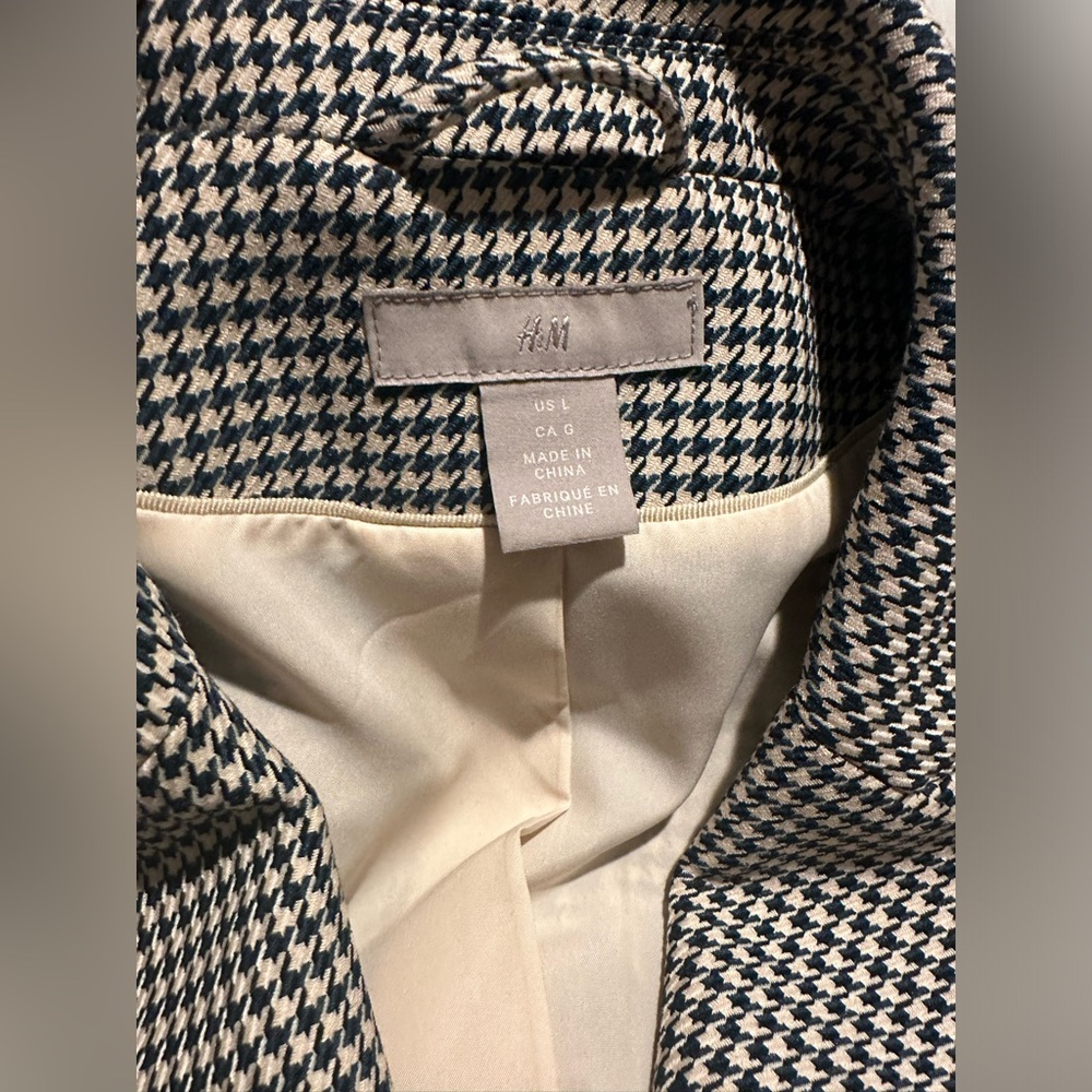 Fitted H&M blazer in woven houndstooth fabric. - Picture 2 of 3